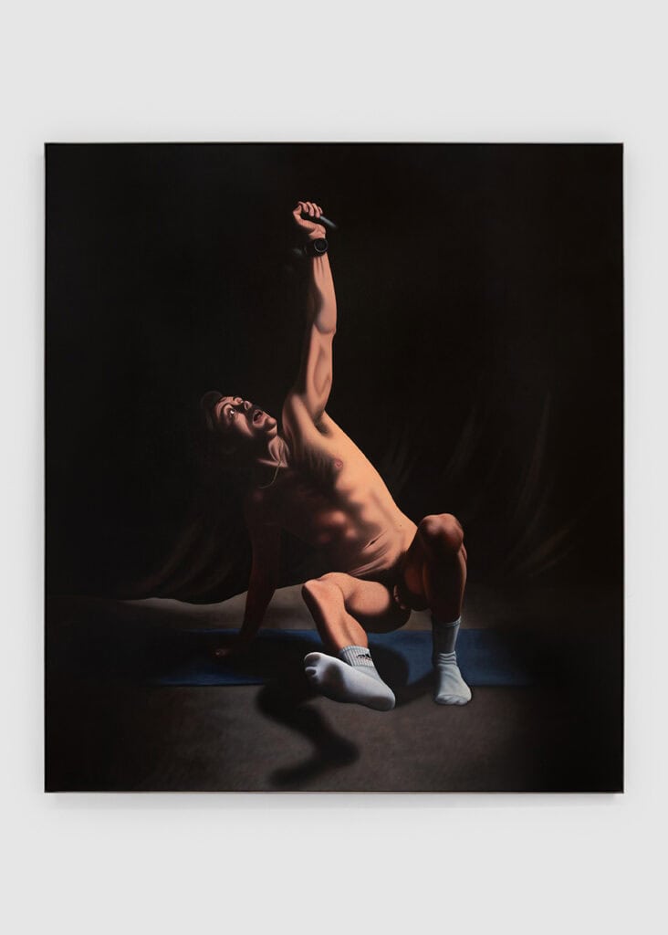 Glen Pudvine’s hyperreal portrait featuring a male figure lifting a kettlebell against a gold background, exploring masculinity and gym culture at Xxijra Hii Gallery during Frieze London 2025.