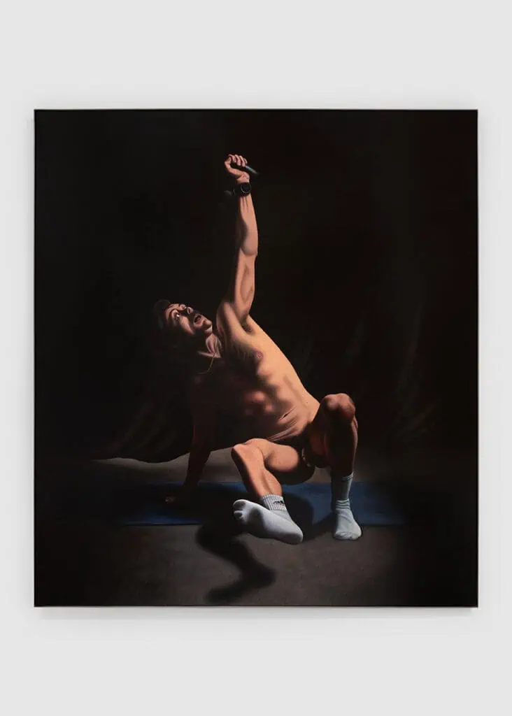 Glen Pudvine’s hyperreal portrait featuring a male figure lifting a kettlebell against a gold background, exploring masculinity and gym culture at Xxijra Hii Gallery during Frieze London 2025.