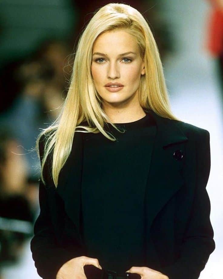 Karen Mulder on a fashion runway wearing a black suite