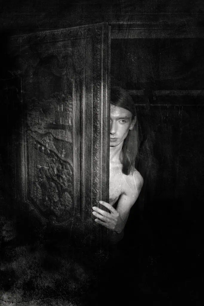 IN THE CLOSET, fashion editorial (4 of 8)