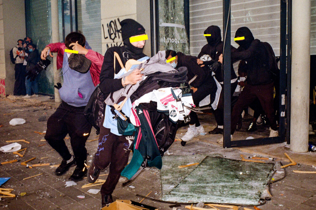 Photos of the Gen Z Protests on the burning streets of Paris, photo by Bram van Dijk (13 of 35)