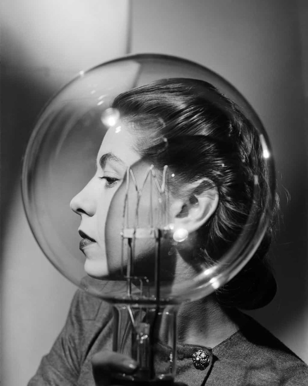 Model with lightbulb